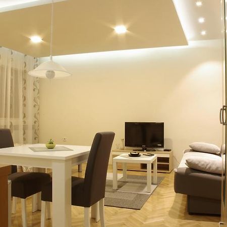 Square Studio Apartment Ni Kültér fotó